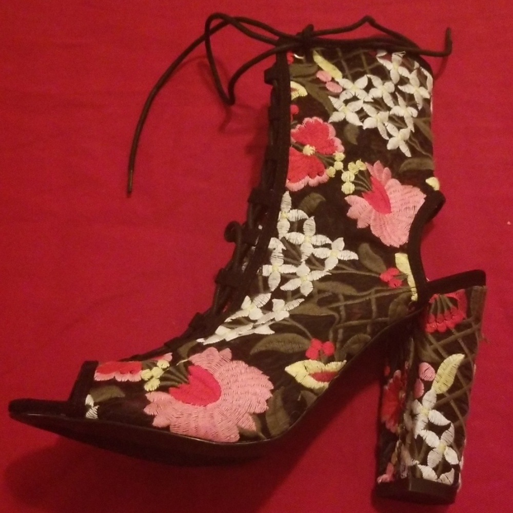 *SOLD* Floral embroidered shoes
